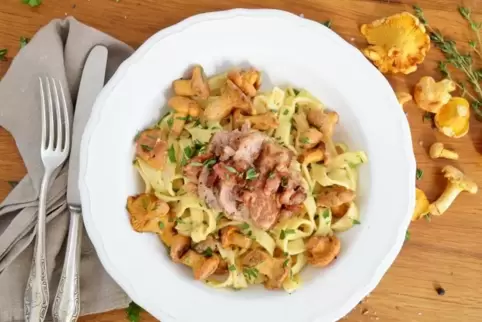 Tagliatelle in Pfifferlingrahmsoße mit Bacon-Knusper