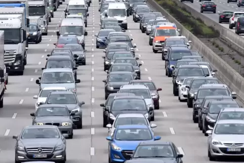 Der ADAC rechnet mit vollen Straßen, wie hier auf der A5 bei Darmstadt. 