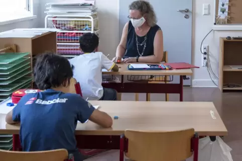 Hoch motiviert und äußerst konzentriert: Lehrkraft Jutta Zingler und Teilnehmer an der Sommerschule in Kandel. 