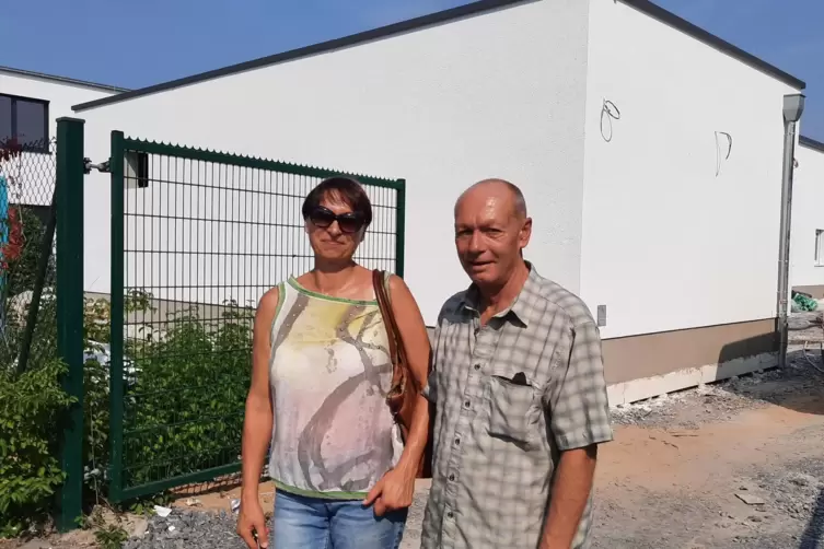 Heike Fleckner und Steffen Jung auf der Baustelle in Ruchheim. 
