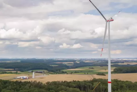 In der Nähe des Windrads wurde eine zweite Anlage mit einer Höhe von 220 Metern gebaut (links). Sie ist inzwischen fertiggestell