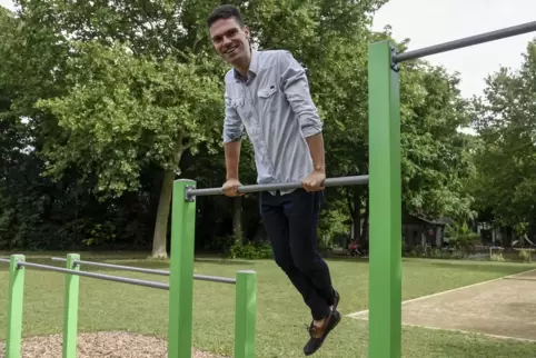 David Radulovic freut sich, dass diese Reckstangen fürs Altrheinufer angeschafft wurden. 