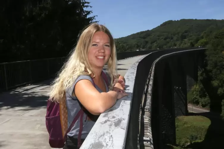 Michelle Pfeifer auf der Talbrücke in Oberkirchen, die einen herrlichen Blick bietet.