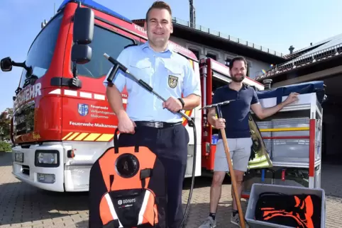 Kreisfeuerwehrinspektor Jens Thiele (links) und der Maikammerer Wehrleiter Andreas Schwaab mit der Waldbrandausrüstung. 