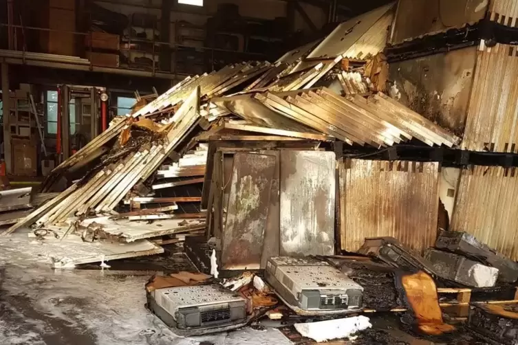 400 000 Euro Schaden: ausgebrannte Halle in der Südpfalz. Angezündet haben soll sie ein Saarländer, den Tage später die Polizei 