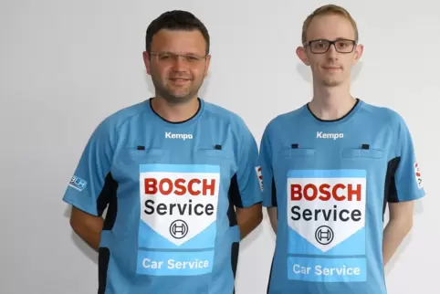 Timo Bernhardt (links) und sein Kollege Lars Zick pfeifen im Handball Begegnungen der Dritten Liga. 