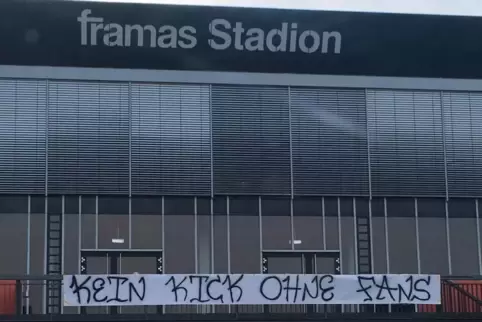 FKP-Anhänger haben dieses (am Mittwoch wieder abgehängte) Banner am Framas-Stadion auf der Husterhöhe angebracht. 