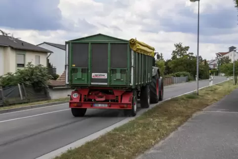 Landwirtschaftlicher Verkehr und schwere, schnelle Laster plagen die Anwohner der Heuchelheimer Straße. 
