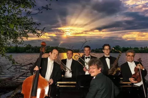 Am Ufer picknicken und die Musik genießen – dieses königliche Vergnügen bereiten die Stuttgarter Saloniker ihrem Publikum.
