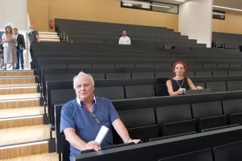 Klaus Bouillon (vorn) und Projektleiterin Eva Nix-Hoffmann im neuen Hörsaal der Universitätskliniken.