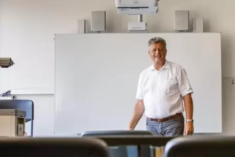 Am Montag geht es wieder los: Schulleiter Ulrich Becker erwartet die Schüler des Heinrich-Heine-Gymnasiums. 