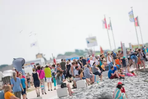 Reisezeit, Risikozeit? Stecken sich viele im Urlaub an, wie hier an der Nordsee? 