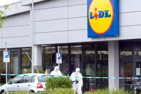 Ermittler sichern Blutspuren an einem VW Polo auf dem Homburger Lidl-Parkplatz. Ermittler sichern Blutspuren an einem VW Polo auf dem Homburger Lidl-Parkplatz.