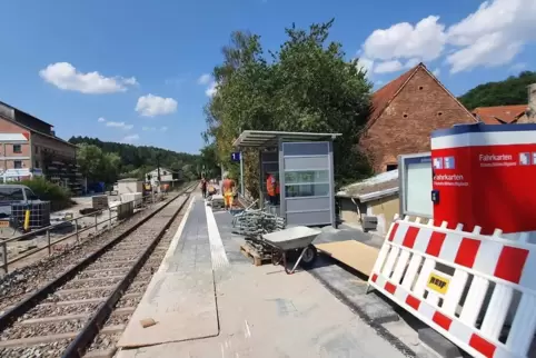 In den letzten Zügen sind die Arbeiten zum barrierefreien Ausbau des Bahnsteigs in Hirschhorn. 