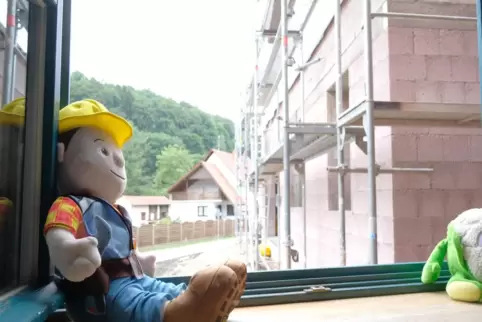 Bob der Baumeister wacht über die Arbeiten am Kindergartenanbau in Winterbach. 