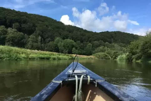 Paddeln und die Natur genießen. 