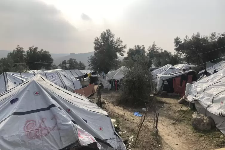 Zelte stehen dicht an dicht: Das Flüchtlingslager Moria auf der griechischen Insel Lesbos ist überfüllt. 