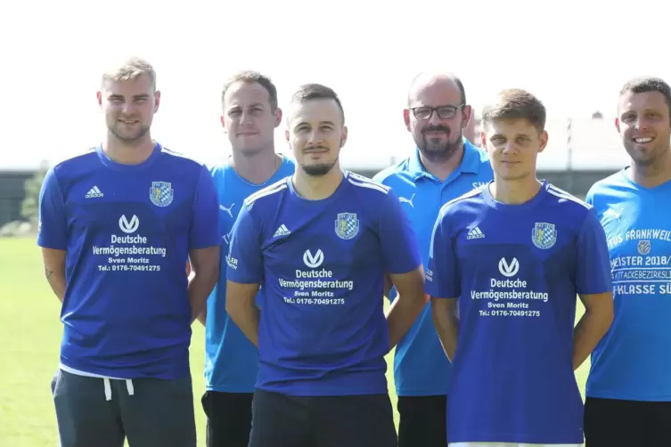 Vorne die Neuzugänge (von links) Yannic Klein, Leutrim Osaj und Christopher Krüger, hinten Tobias Schwartz (Trainer), Sebastian 