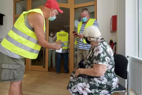 Hilfe im Bürgerhaus in Dudenhofen: Ingeborg Sproede bekommt von Peter Liepner (links) und Hans-Peter Demsar vom Seniorenbeirat d