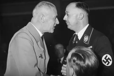  Wilhelm Frick (links) war unter Adolf Hitler Reichsinnenminister und für die Gleichschaltung verantwortlich. Auf dem Foto ist e