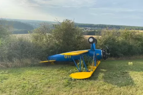 Die Oldtimer-Maschine bleibt auf dem Dach liegen. Die Oldtimer-Maschine bleibt auf dem Dach liegen.