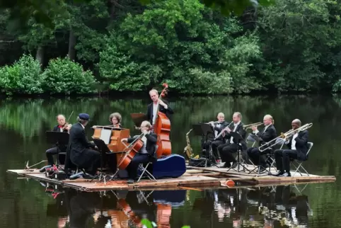 Von Händel bis Scott Joplin: die „Stuttgarter Saloniker“ auf ihrer schwimmenden Bühne im Seewiesenweiher.