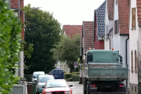 Enge Straßen, breite Lkw: In Lustadt sorgt diese Kombination für Ärger. 