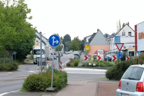 Hier auf der Windschnorr in Limbach darf nur noch geradeaus oder nach rechts gefahren werden – man darf also nicht mehr rundheru