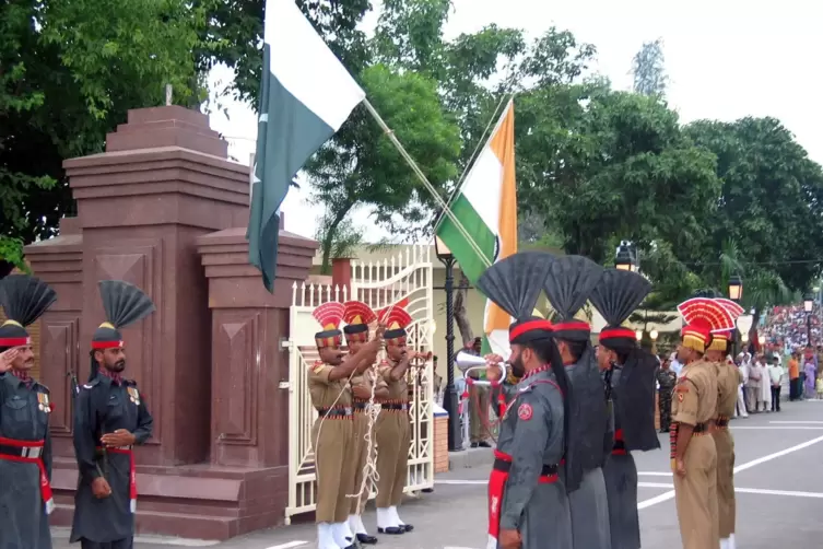 Indische und pakistanische Soldaten stehen sich gegenüber: Jahrzehnte nach der Teilung, die der Unabhängigkeit folgte, ist die t