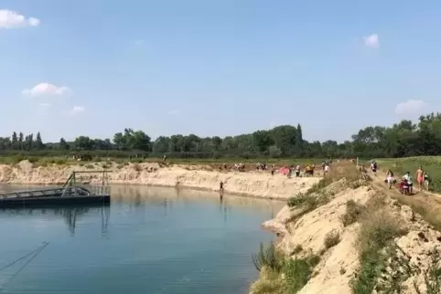 Baden und Völkerwanderung auf dem Heiligensand, wie hier am Samstag, das geht gar nicht. Das Gewässer ist eine Betriebsanlage, u