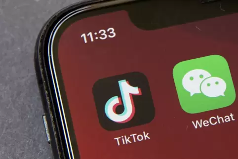 Die Icons für die Smartphone-Apps TikTok und WeChat sind auf einem Smartphone-Bildschirm geladen. 
