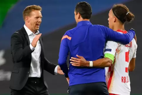Leipzigs Trainer Julian Nagelsmann (links) freut sich nach dem Spiel mit seinem Kapitän Yussuf Poulsen (rechts) über den Sieg.