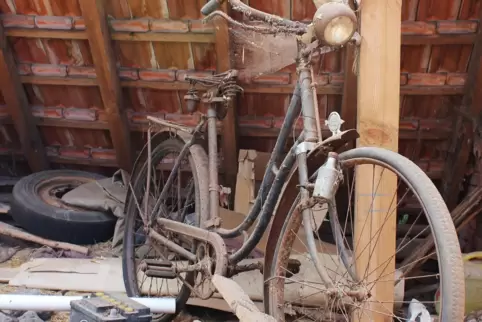 Noch im Dornröschenschlaf auf dem Dachboden im Spinnwebenkokon eingehüllt: das über 80 Jahre alte Miele-Fahrrad.