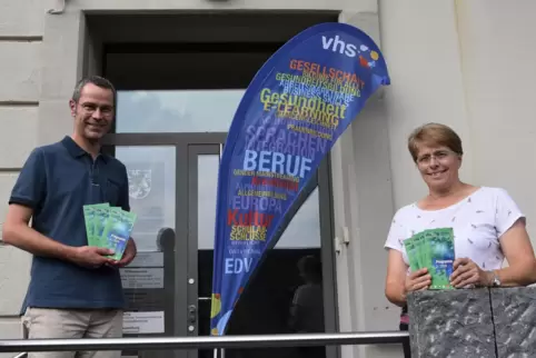 Bürgermeister Maximilian Ingenthron und VHS-Leiterin Sigrid Gensheimer.
