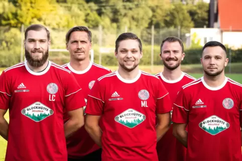 Zu den neuen Spielern des SC Stambach gehören (vorne von links) Lukas Carbon, Matthias Lessel und Marc Hauck. Trainiert werden s