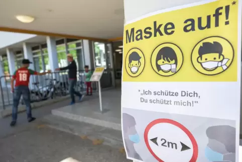 In den Schulen herrscht Maskenpflicht – außer in den Klassenräumen.