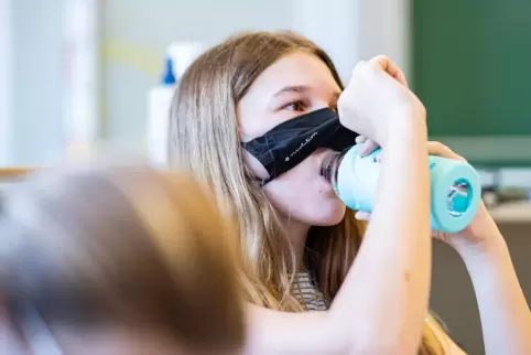 Bei der Nahrungsaufnahme erlaubt: Ablegen der Maske.