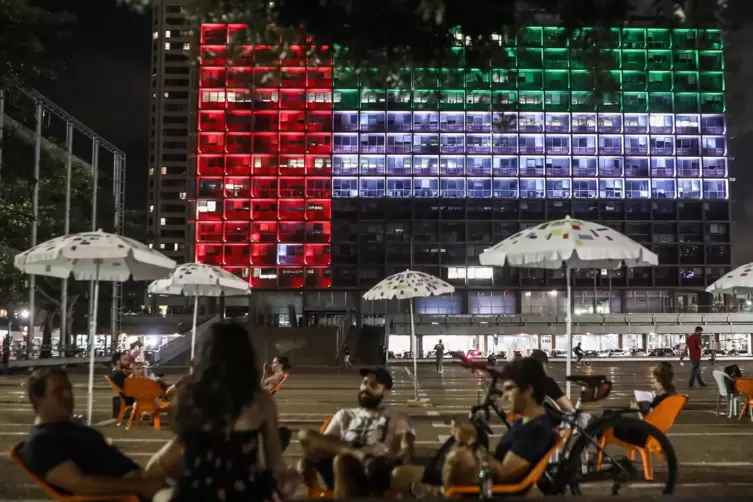 Farbenfreude: Die beleuchteten Fenster eines Gebäudes in Tel Aviv ergeben die Nationalflagge der Vereinigten Arabischen Emirate.