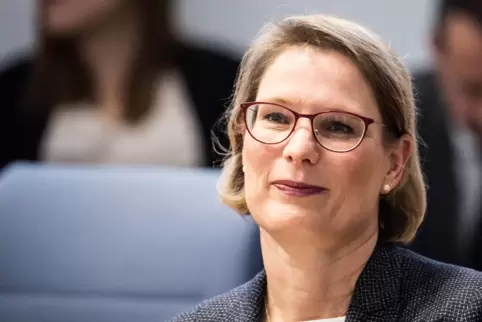 Mit Gebäck hat sie die Grundschüler dann doch beeindruckt: Bildungsministerin Stefanie Hubig.