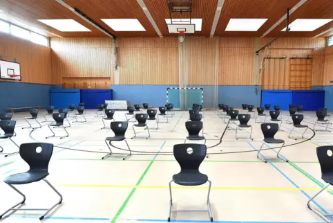 In der Turnhalle werden die Fünftklässer der Carl-Orff-Realschule am Montag begrüßt.