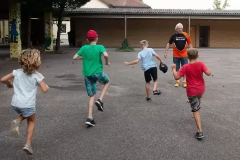 Stilspringen mit Leichtathletik-Trainer: Peter Aures vermittelt den Kindern Spaß an seiner Sportart.