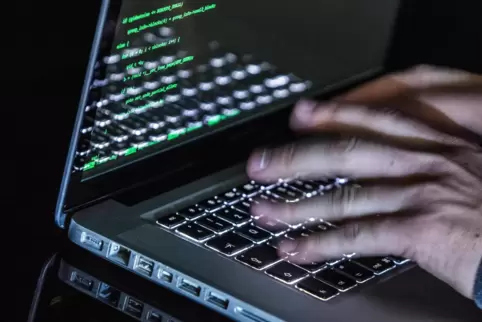 Hacker haben einen Cyberangriff auf die Servicegesellschaft für den Fuhrpark der Bundeswehr verübt. 