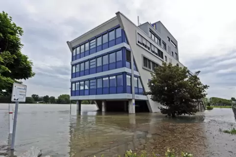 Im Juni 2013 bekam das am Rheinufer gelegene Ostasieninstitut „nasse Füße“. Stadt und Metropolregion überlegen sich einiges, um 