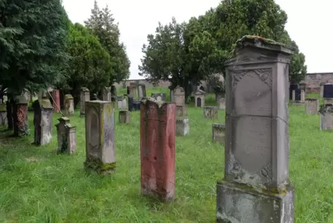 Am Rand von Otterstadt: der jüdische Friedhof. 