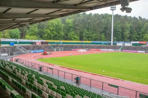 Die Zuschauerränge im Homburger Waldstadion müssen am Dienstag leer bleiben. Die Zuschauerränge im Homburger Waldstadion müssen am Dienstag leer bleiben.