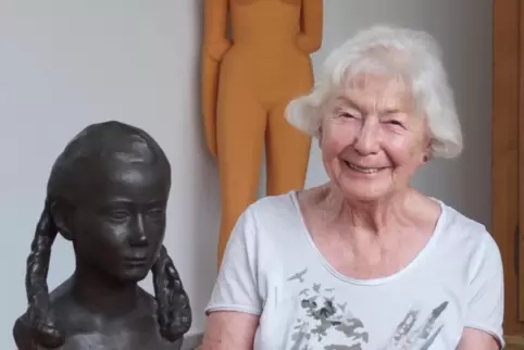 Christel Hofmann und das Bronzeporträt, das ihr Vater von ihr als Mädchen geschaffen hat. 