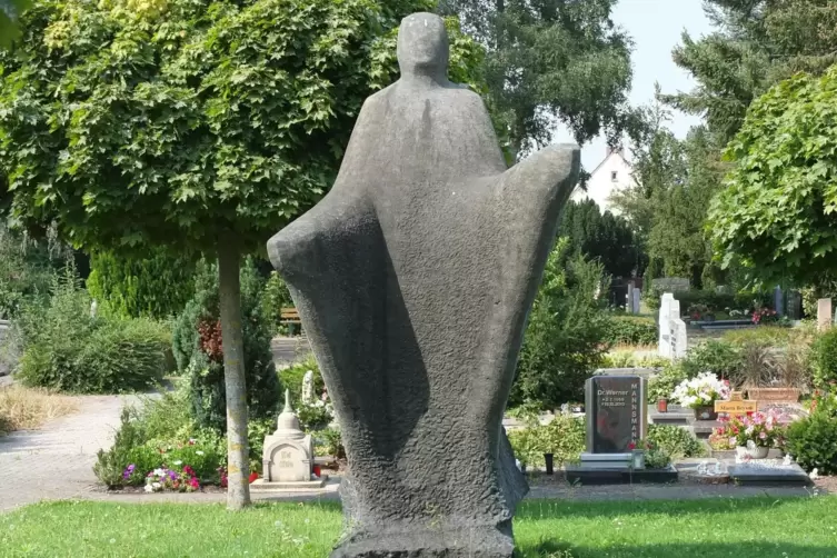 Der Heilige Franziskus auf dem Maxdorfer Friedhof. 