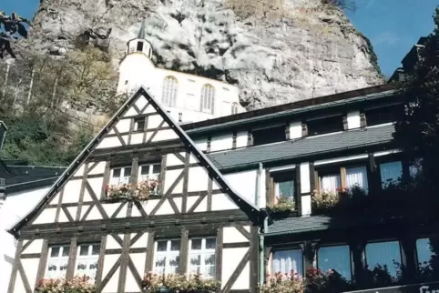 Wahrzeichen: die Felsenkirche über der Altstadt mit ihren vielen Restaurants.