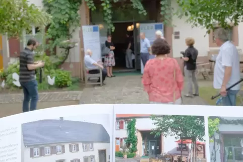 In passender Umgebung in Altheim wurde die neue Auflage der Saarländischen Bauernhausfibel präsentiert.