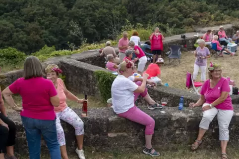 Pinke Farbtupfer auf Burg Lichtenberg. Das „Picknick in Pink“ kam bei den Teilnehmern gut an.